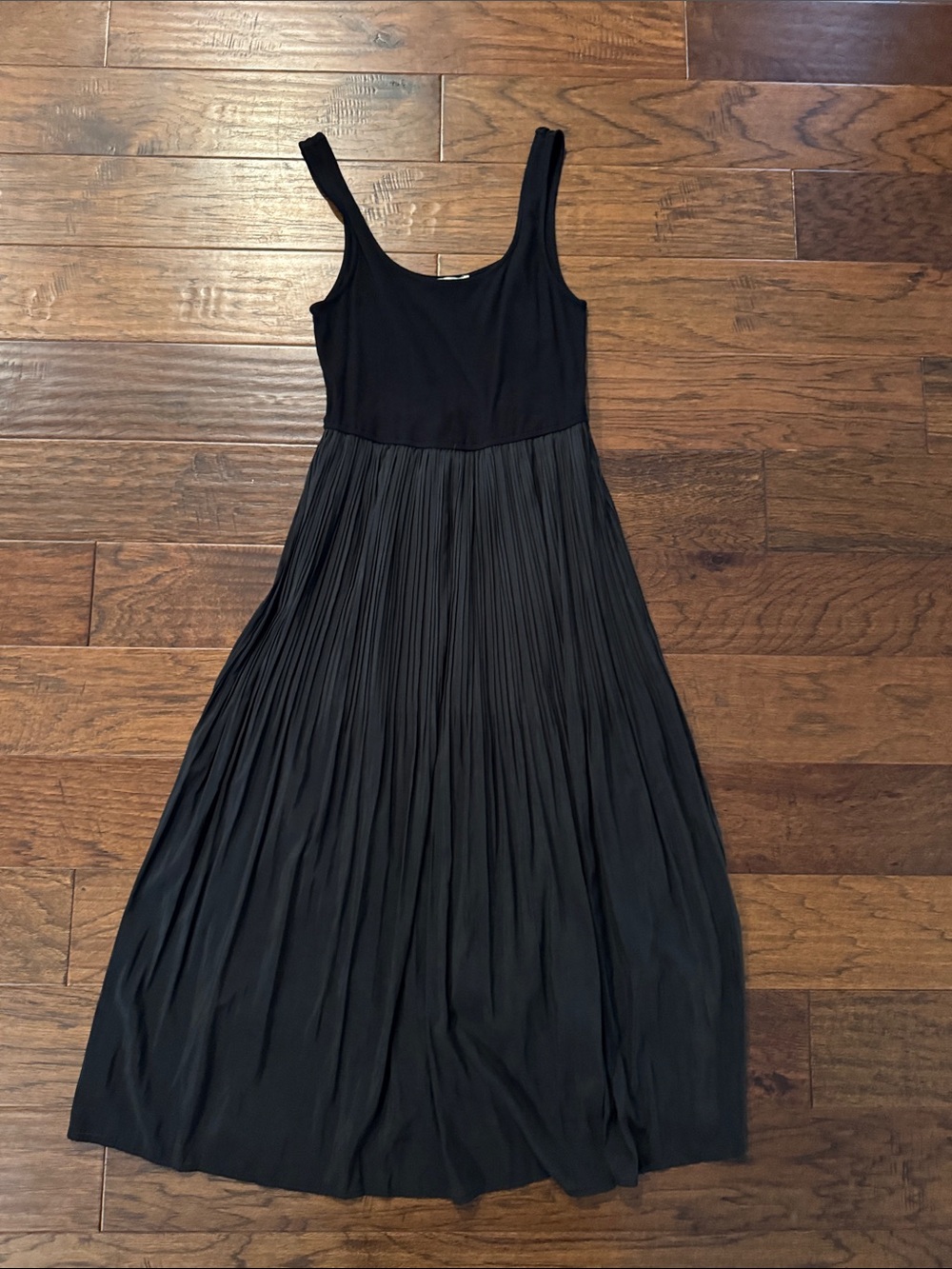 Hem & Thread Black Sleeveless Pleated Maxi Dress